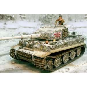  Tiger Tank Winter with 2 Figures Toys & Games