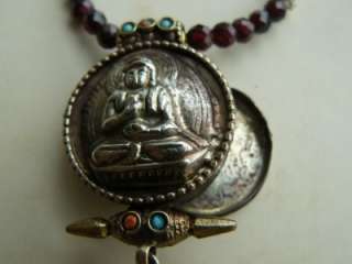 MADDYS Kette Buddha Anhänger Amulett zum Öffnen Granat Neusilber a 