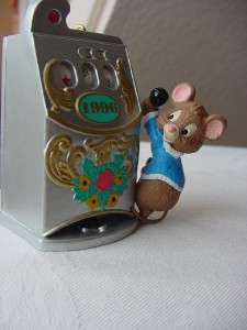 CHRISTMAS Mouse plays antique style SLOT MACHINE Hallmark CHRISTMAS 
